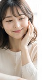 頬に手を添えて微笑む30代くらいの女性